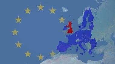 A map of Europe in shades of blue. The EU countries are coloured in dark blue, non-EU countries in light blue. The United Kingdom is coloured in red. On the left is a light yellow circle of stars, the symbol of the EU.