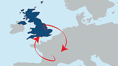 Ein Kartenausschnitt von Großbritannien und Europa mit zwei roten Pfeilen, die einmal auf Großbritannien und einmal auf Europa zeigen